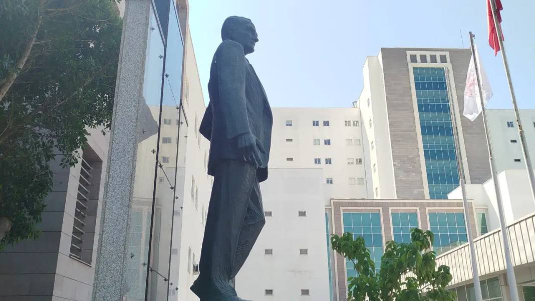 Antalya’da Atatürk Heykeli Artık Özgür! 1